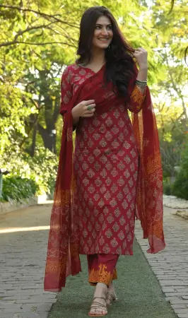 Women Maroon Floral Print Viscose Rayon Kurta, Pant And Dupatta Set ( beige, S )