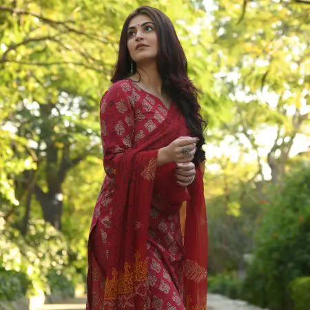 Women Maroon Floral Print Viscose Rayon Kurta, Pant And Dupatta Set ( beige, S )